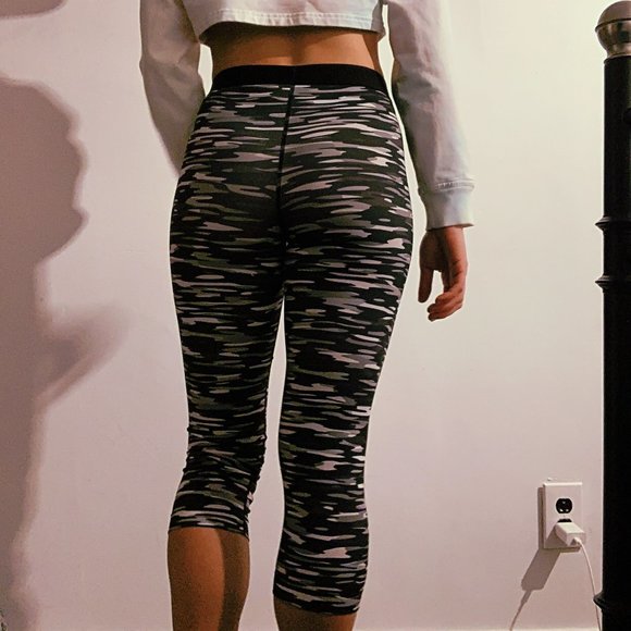 NIke Pro Dri-FIT Camo Crops - Picture 3 of 5